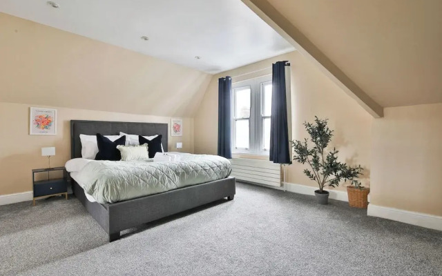 4 Bed House with Pool Table & Parking