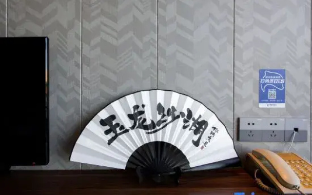 Yulong Shahu Container Hot Spring Hotel