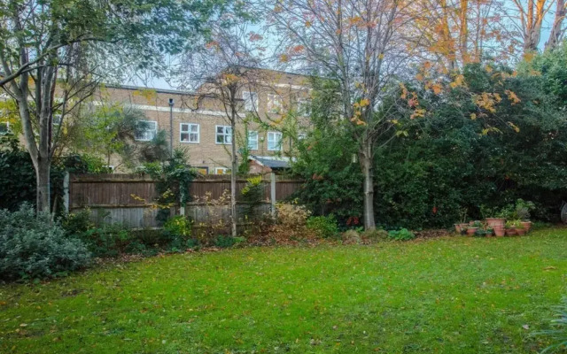 Contemporary 1 Bedroom Flat in Camberwell Oval