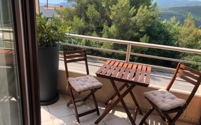 Gorgeous Biserka Apartment near the sea