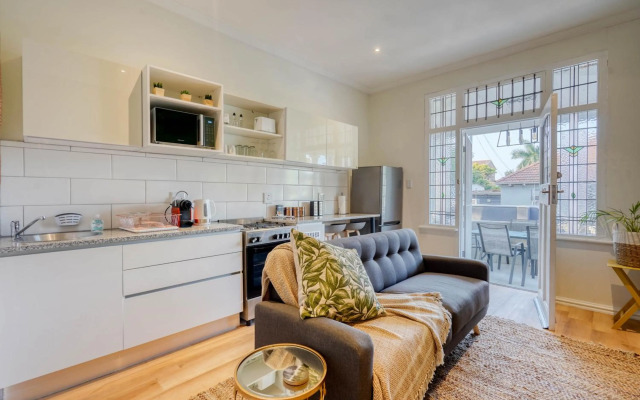 Hampton Collection - Charming 5 Sleeper Apartment with Pool