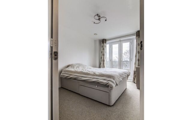 Clean, Bright 2BR Manchester Flat for 4