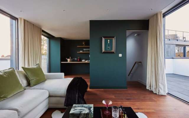 4 Bedroom House in Battersea Sleeps 7
