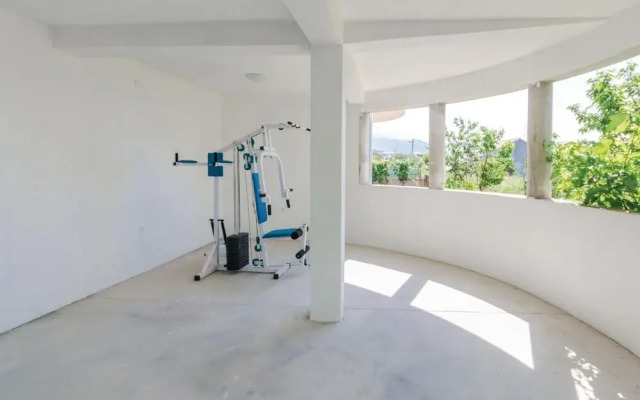 Awesome Home in Solin with WiFi, 8 Bedrooms & Hot Tub