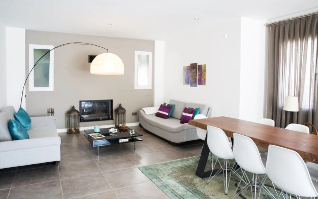 Important Group Villa Olivia