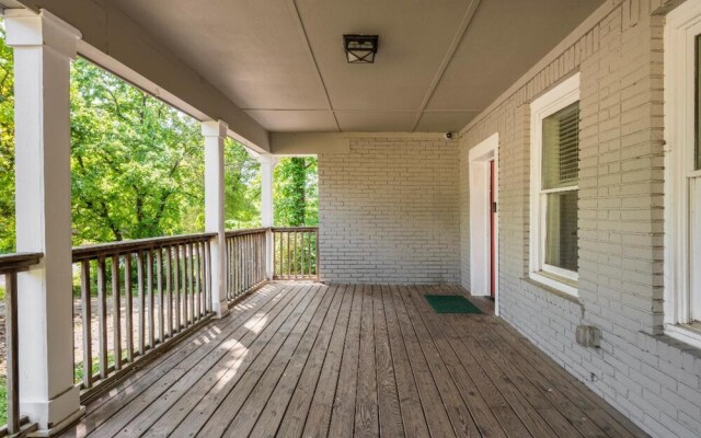 Charming Fully-renovated Bungalow