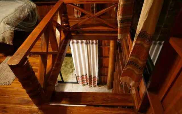 Earth House Pua