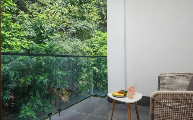 Yangshuo 1Q84 Tree Hotel