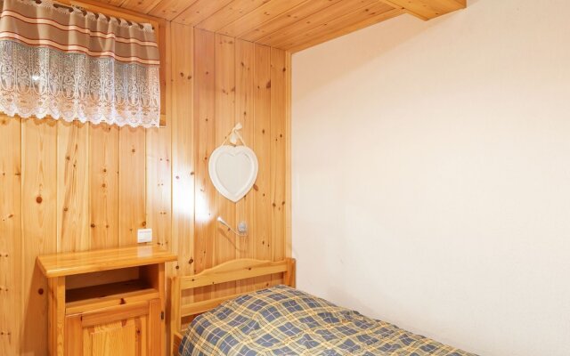10-pers. Holiday Home With Sauna Near Center of Champagny