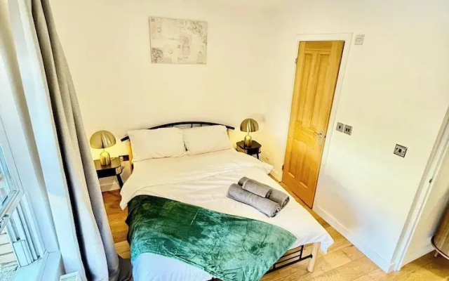 2 Bed House - Sleeps 4 - Parking - Wifi