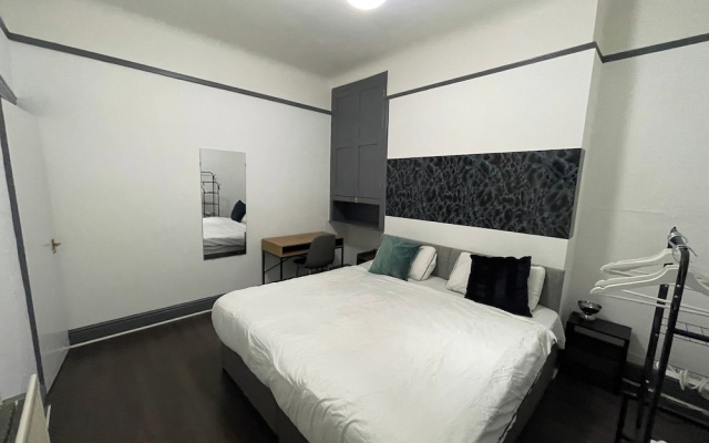 Large 4-bed Home, Free Parking, Near City Center