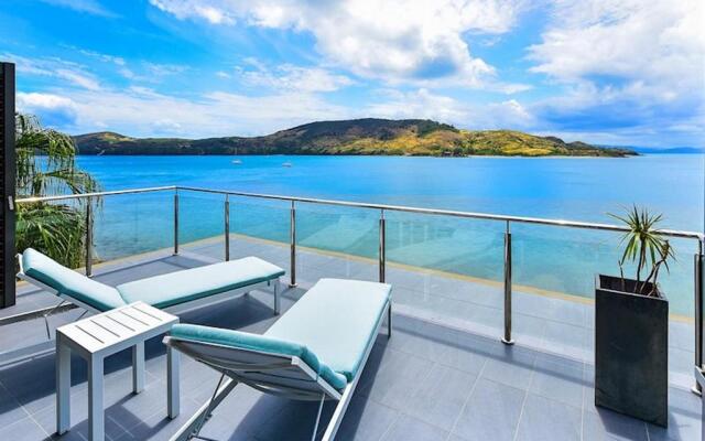 Yacht Club Villa