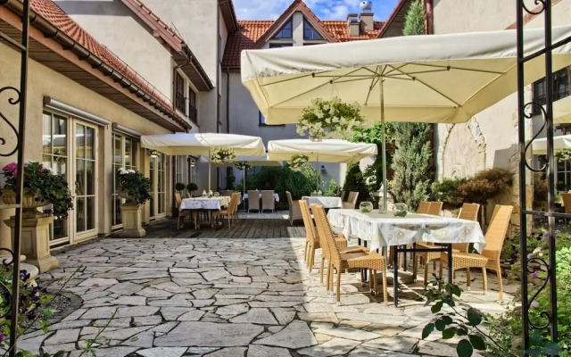 Villa Estera - Hotel & Restauracja