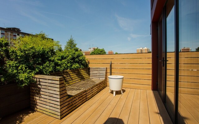 Three Bedroom Flat In Shoreditch With Large Balcony