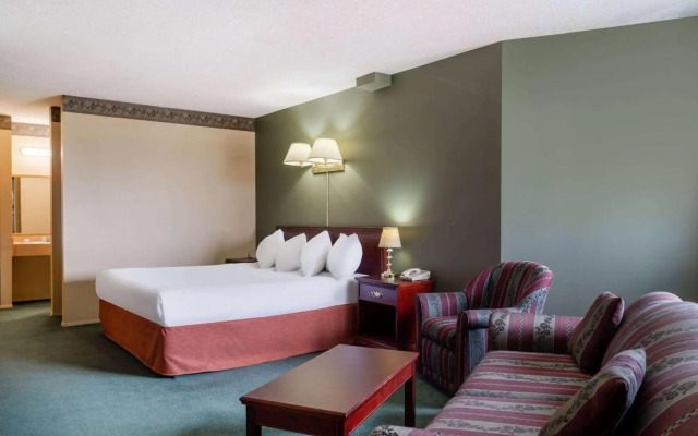 Travelodge by Wyndham Lacombe