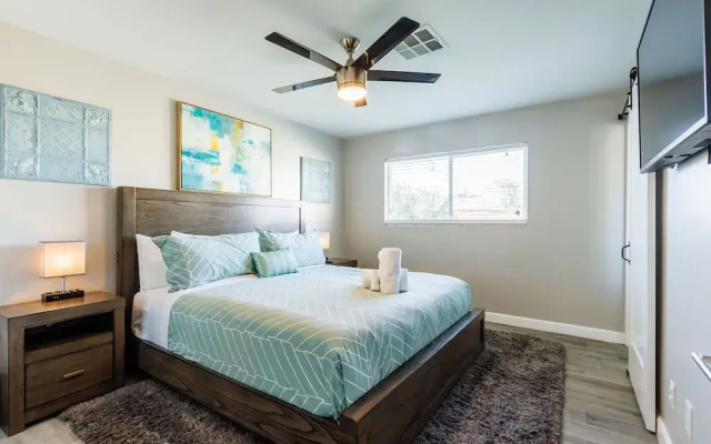 4BR Sleeps 8 Heated Pool Yard Games Bbq!