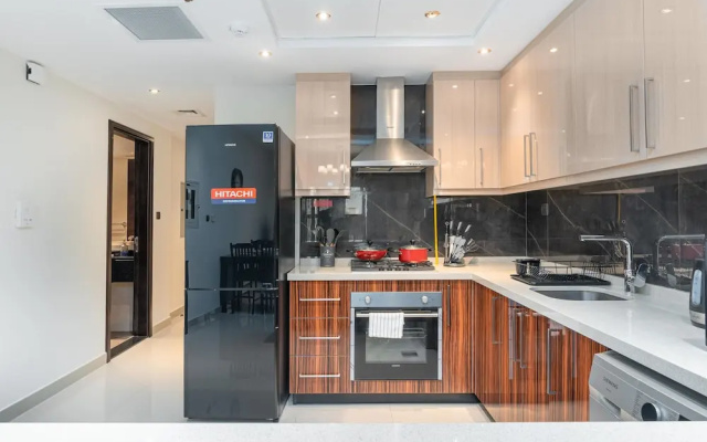 SuperHost - Spacious Apartment With Balcony Near Metro Station