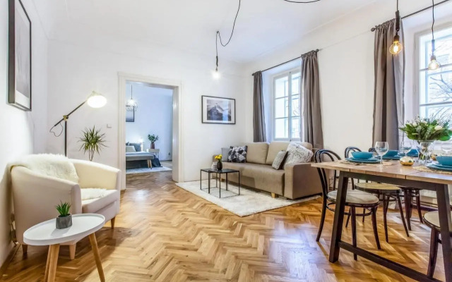 Old Town 2 BDR apartment, free coffee