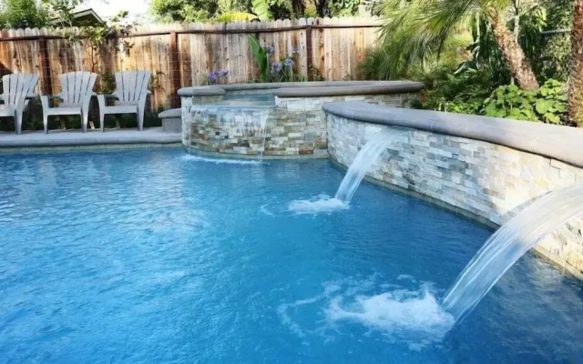 Upscale 6 Bed, 5 Ba, New Pool W/jacuzzi, 1/2 Mile Walk to Disney