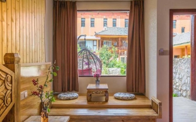 Floral Hotel · Smiling in the Flowers Lugu