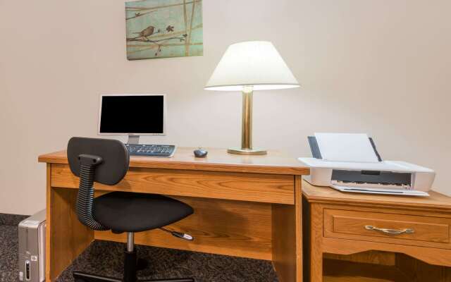 Super 8 by Wyndham Bowling Green