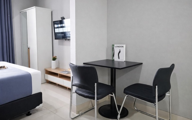 Restful Monochrome Studio At Apartment The Ayoma – Guest Rooms – South Tangerang