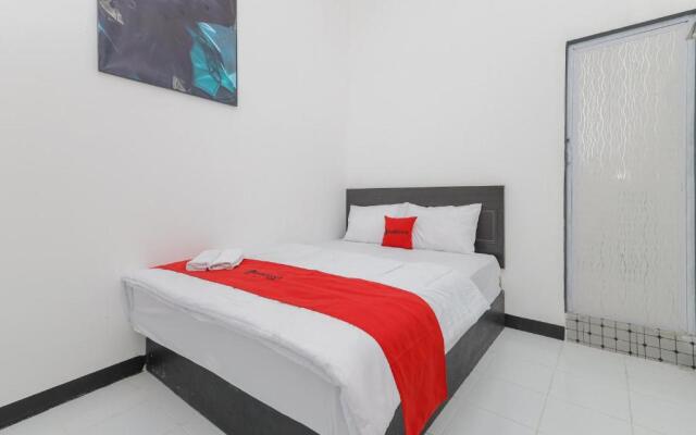 RedDoorz near Mayapada Hospital Surabaya