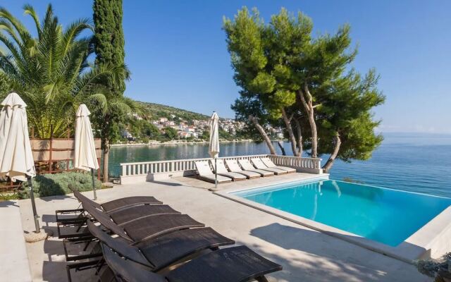 Sea Front - With Pool - H