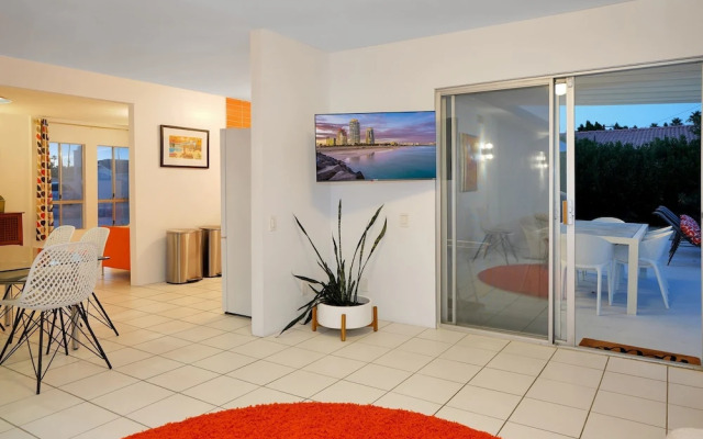 Retro Desert Retreat - Ideal Palm Springs