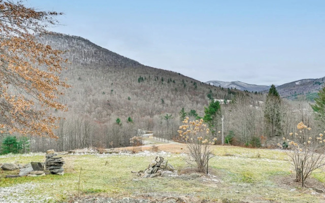 Mountain Views & Fire Pit: Sandgate Getaway