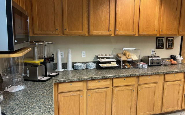 Lavissh Inn & Suites