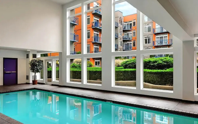 Belltown Court Space Needle Studio with Balcony