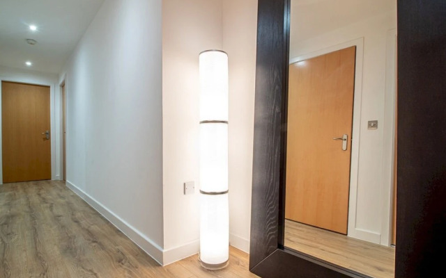 Stylish + Modern 2BR Riverside Apt, Free Parking