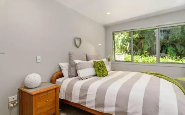 FlaxWater Bach - Lake Tarawera Holiday Home