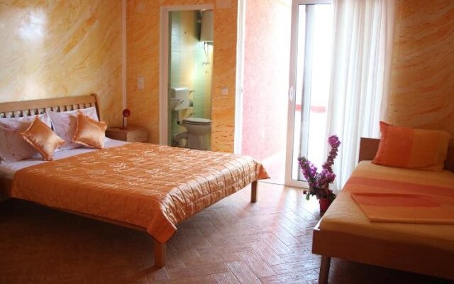 Alvanita Apartments