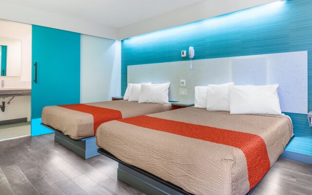 Solo Motel - Broadway