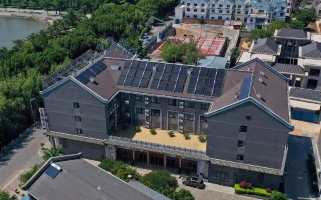 Maitreya Sanlong Hotel (Huquan Hot Spring Ecological Park Honghe Water Town Branch)