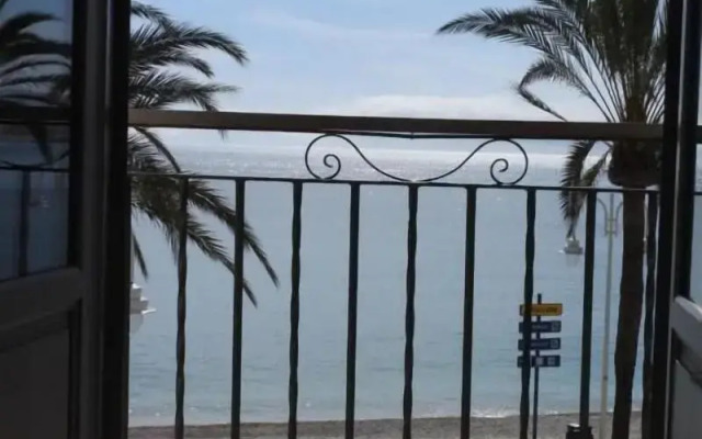 The Beach House - Studios & Suites