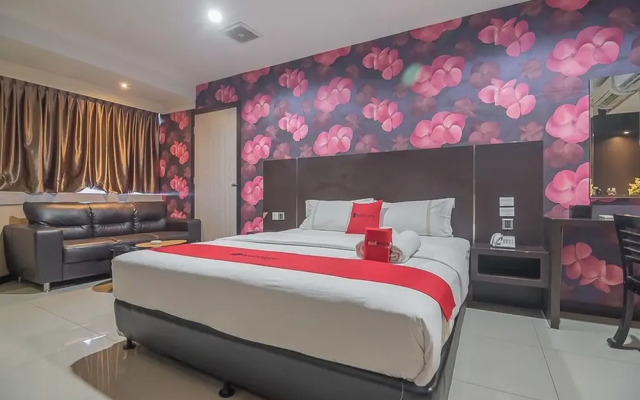 RedDoorz Plus near Harbour Bay Mall Batam