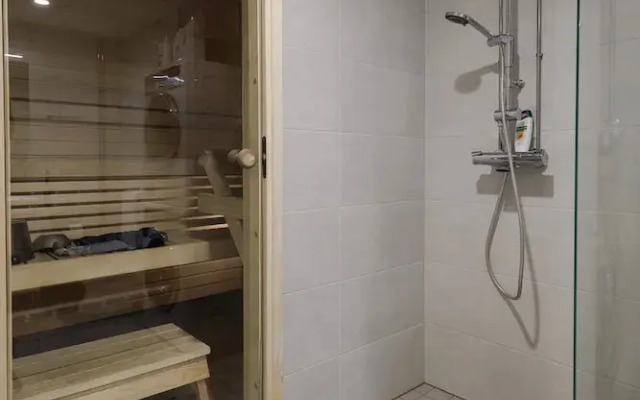 Spacious 2BR Apt - Lake View & Sauna