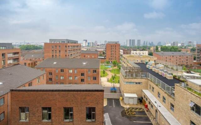 Modern 2bed apt Sleeps 6 W/balcony in Canning Town