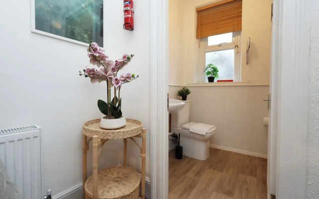 Cardiff Guesthouse & On-Street Parking