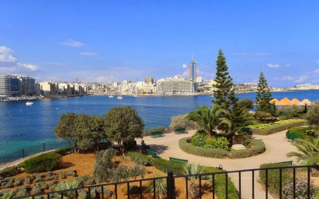 Seaside Bliss - 3BR Holiday Apartment Sliema