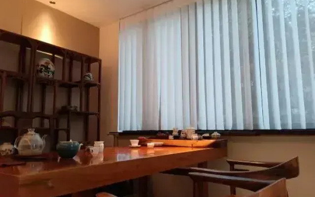 Lotus Pond Retreat Designer Hotel (People's Square Taoyangli)