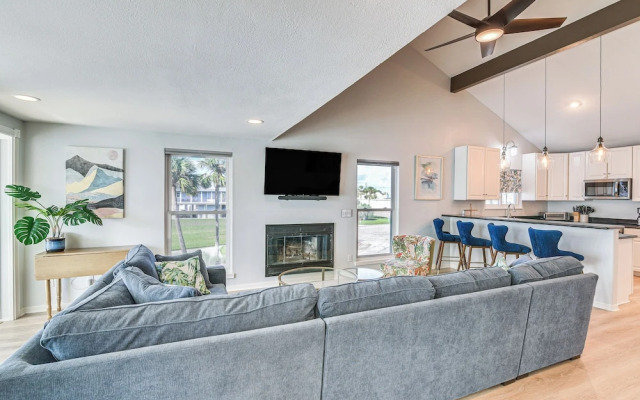 Walk to Pirates Beach - Luxe Galveston Home