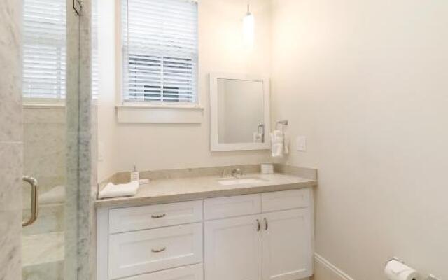 Stunning 3BR on Carondelet by Hosteeva