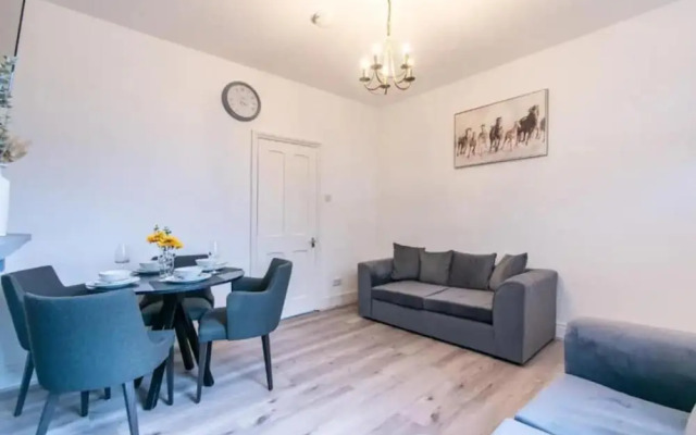 Cozy Nottingham Retreat Entire Home With 4 Bedroom