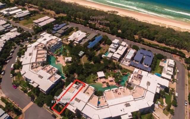 A Deluxe Swim Up - Drift Apartments South