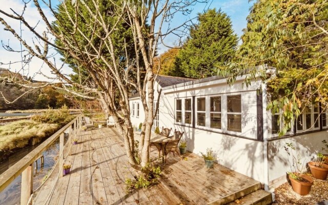 Charming 2-bed Cottage in Tranquil Riversetting