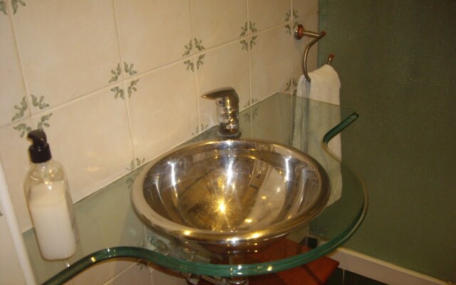 La Casita con jardín frente a la cascada